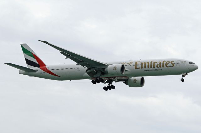 Boeing 777-200 (A6-EPX)