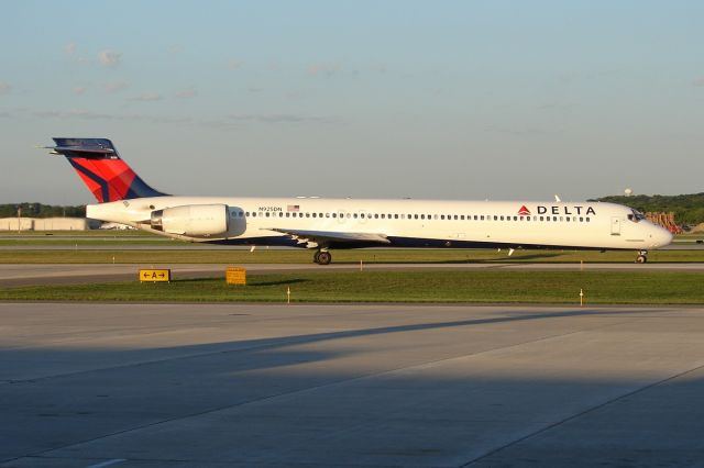 McDonnell Douglas MD-90 (N925DN)