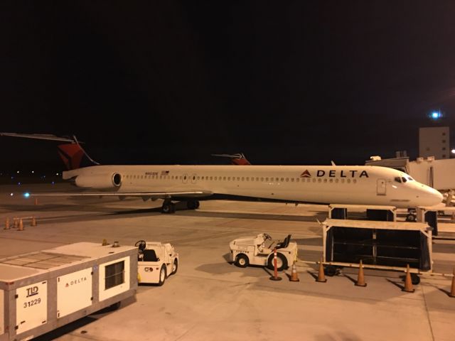 McDonnell Douglas MD-88 (N903DE) - In the very early morning.