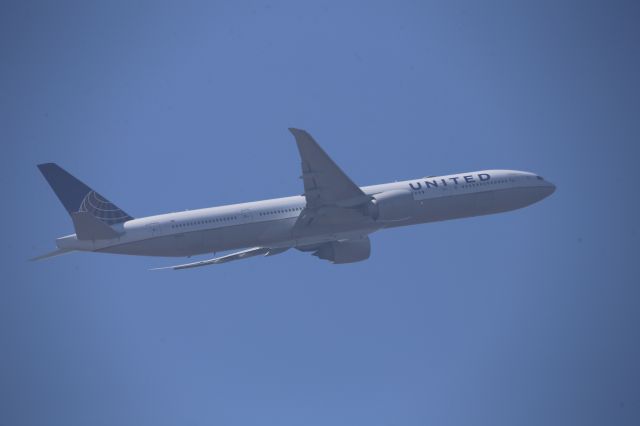 BOEING 777-300ER (N2135U)