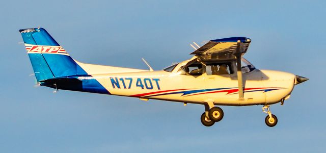 Cessna Skyhawk (N1740T) - N1740T 2017 TEXTRON 172S s/n 172S12087 - North Las Vegas Airport  KVGTbr /Photo: TDelCorobr /December 15, 2023