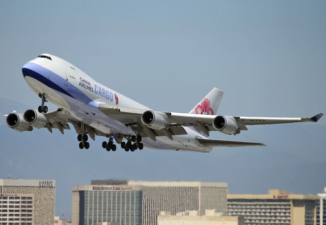 Boeing 747-400 (B-18722) - Cargo plane takes off. 
