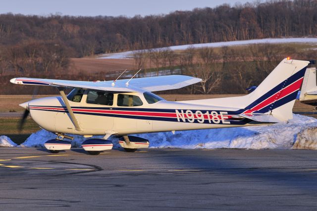 Cessna Skyhawk (N9918E) - Seen at KFDK on 12/27/2009.  This aircraft is decked out with the latest LED/HID lights and nice fresh paint.  Looks excellent.    a href=http://discussions.flightaware.com/profile.php?mode=viewprofile&u=269247  [ concord977 profile ]/a