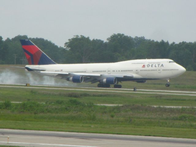 Boeing 747-400 (N666US)