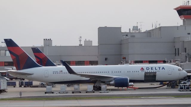 BOEING 767-300 (N172DZ)