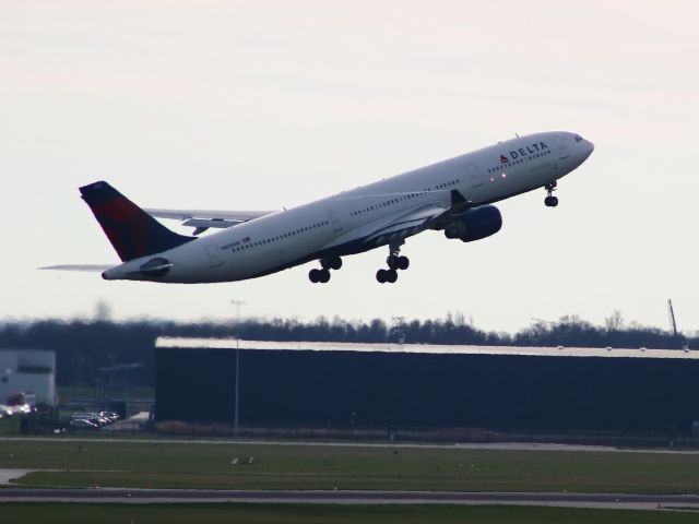 Airbus A330-300 (N808NW)