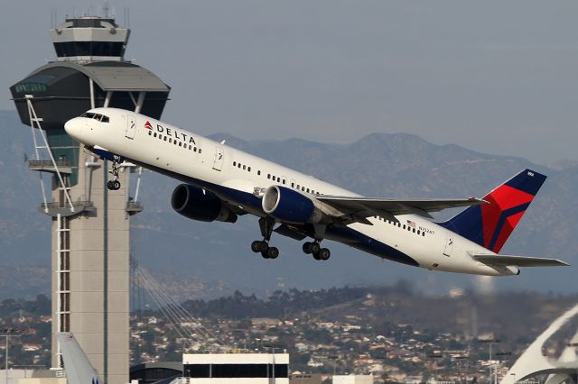 Boeing 757-200 (N752AT) - Taking off.