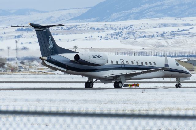 Embraer Legacy 600/650 (N226HY) - Private Legacy 600 holding short of runway 30