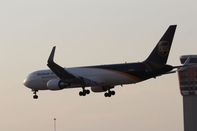 BOEING 767-300 (N355UP)