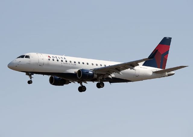 Embraer 175 (N635CZ)