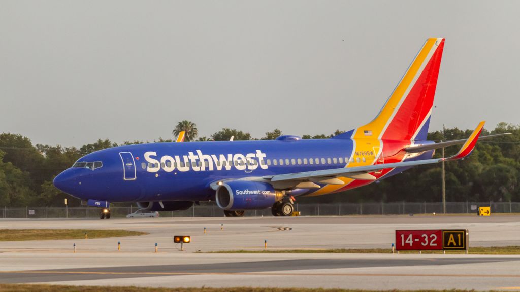 Boeing 737-700 (N769SW)