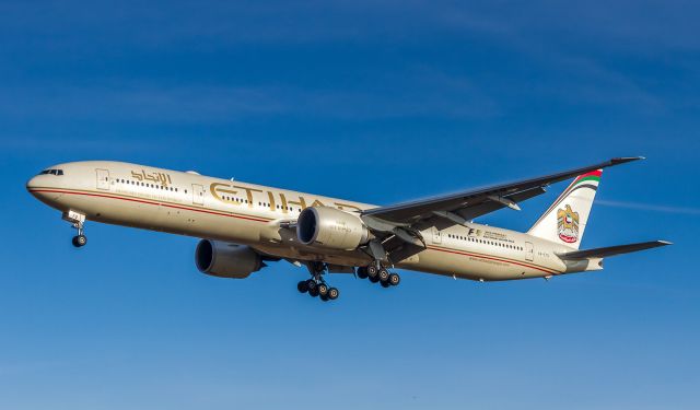 BOEING 777-300 (A6-ETQ) - Caught a thin layer of vapour and some nice vortices on this landing Etihad triple 7