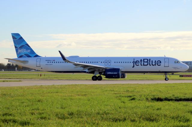 Airbus A321neo (N4064J) - Taxiing to depart rwy 09R on 6-Dec-22 operating flight JBU1621 to KBOS.
