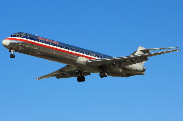 McDonnell Douglas MD-83 (N499AA)