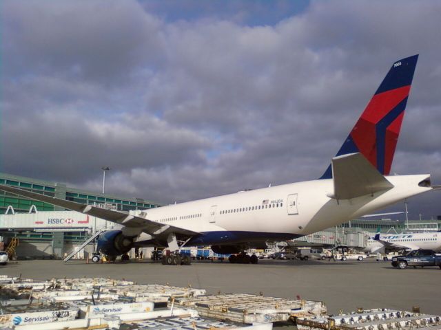 Boeing 777-200 (N862DA)