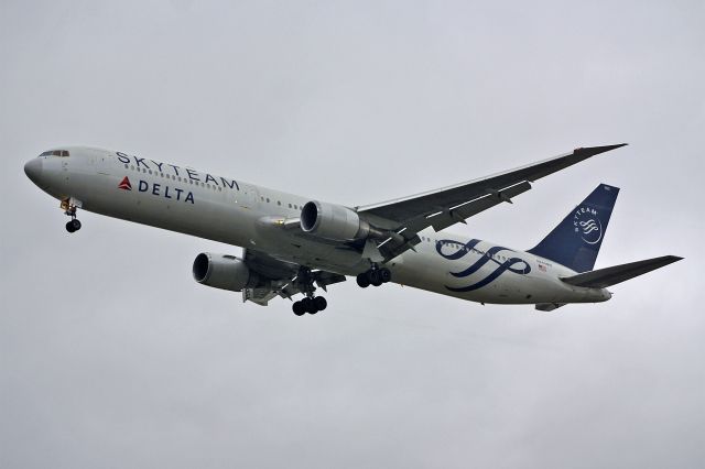 BOEING 767-400 (N844MH) - Boeing 767-432 ER, Delta Air Lines, N844MH, 14.Oct.2022, EGLL London Heathrow, Waye Ave Park