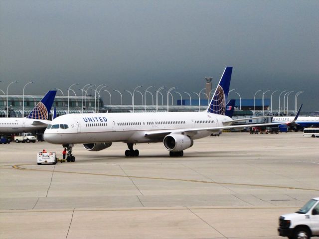 BOEING 757-300 (N57868)