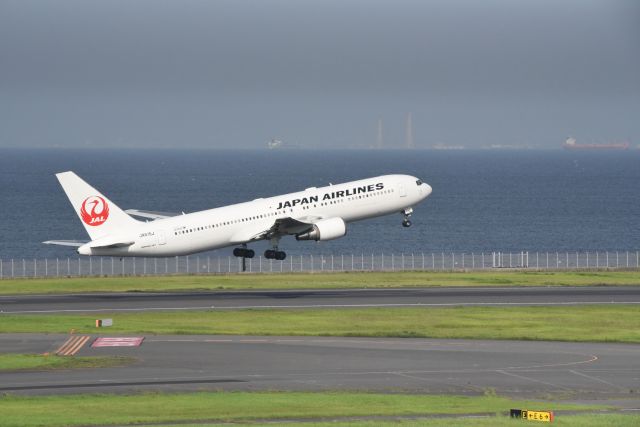 BOEING 767-300 (JA615J) - 30.Jul.2019br /LWY16L