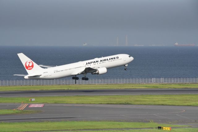 BOEING 767-300 (JA615J) - 30.Jul.2019br /LWY16L