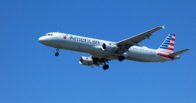 Airbus A321 (N169UW) - On final is this 2001 American Airlines Airbus A321-211 in the Spring of 2021.