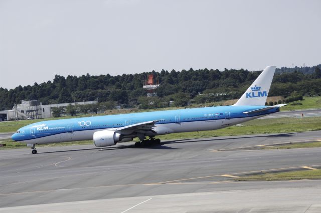 BOEING 777-300 (PH-BVR) - Taxing at NRT Intl on 2019/08/25