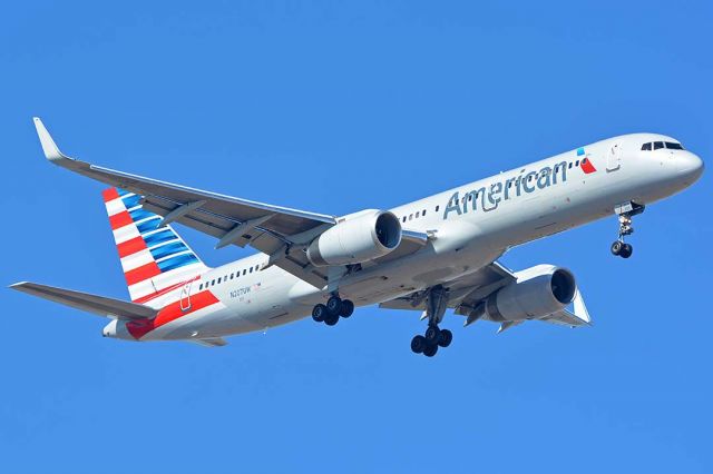 Boeing 757-200 (N207UW) - American Boeing 757-28A N207UW at Phoenix Sky Harbor on January 11, 2018.