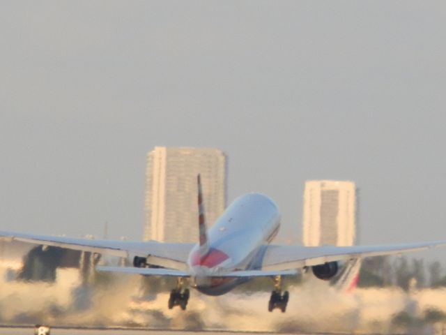 Boeing 777-200 (N781AN)
