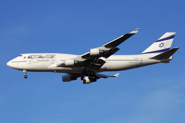 Boeing 747-400 (4X-ELE) - El-Al B747 4X-ELE upon landing from Barcelona, Spain. Date: 09/2015.