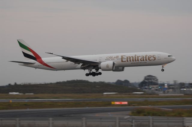 BOEING 777-300 (A6-ECX) - Landing at NRT Airport Runway 16L on 2011/10/8