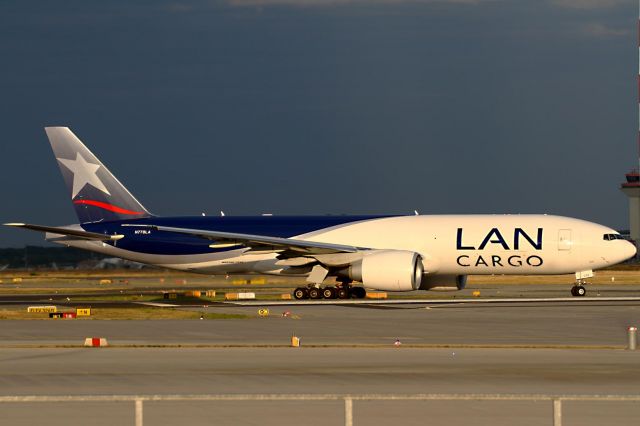 Boeing 777-200 (N778LA) - evening sun, RWY 18, Frankfurt