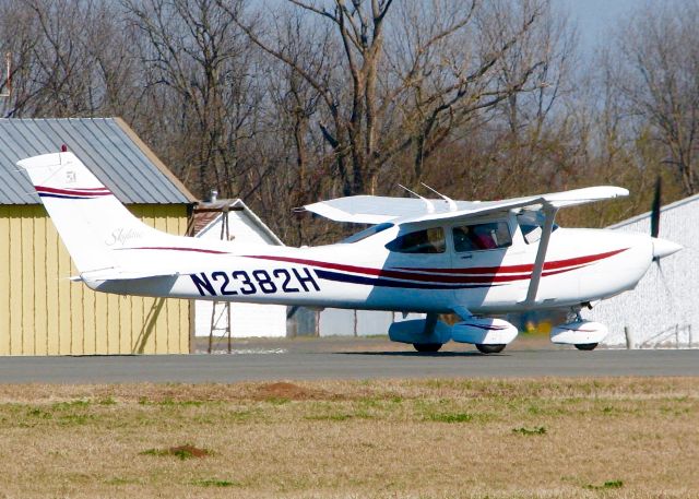 Cessna Skylane (N2382H) - At Downtown Shreveport. 