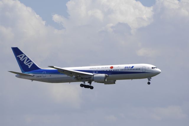 BOEING 767-300 (JA8275) - Final Approach to HND Airport R/W22 on 2011/09/12 Gannbarou Nippon Title