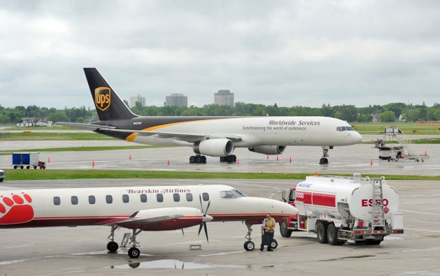 Boeing 757-200 (N437UP) - Brown in Winnipeg.