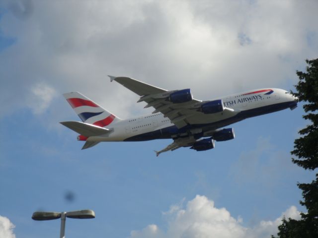 Airbus A380-800 (G-XLEE) - Aufgenommen von der Western Perimeter Road zwischen Zubringer zur M25 und Terminal 5