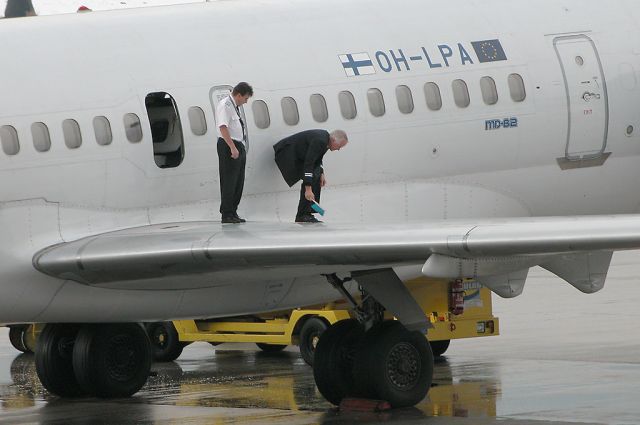 McDonnell Douglas MD-82 (OH-LPA) - Finnish de-icing is taken seriously ;—)