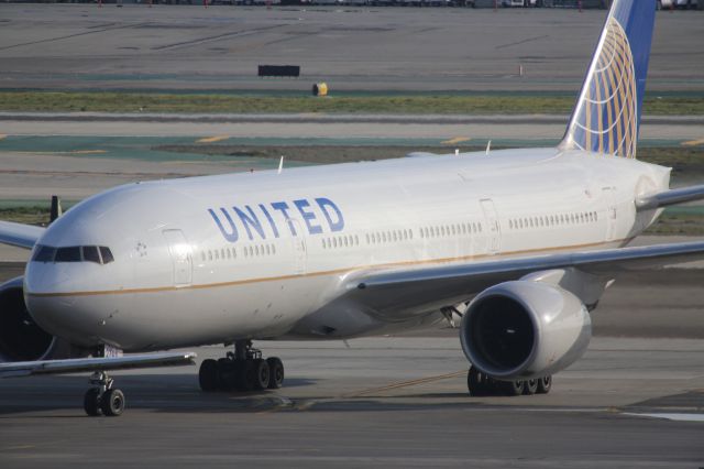 Boeing 777-200 (N793UA)