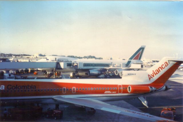 BOEING 727-200 (N204AV) - Avianca B727-200 Adv.Sharing the sunset with an Alitalia B747-200B Nov.1990