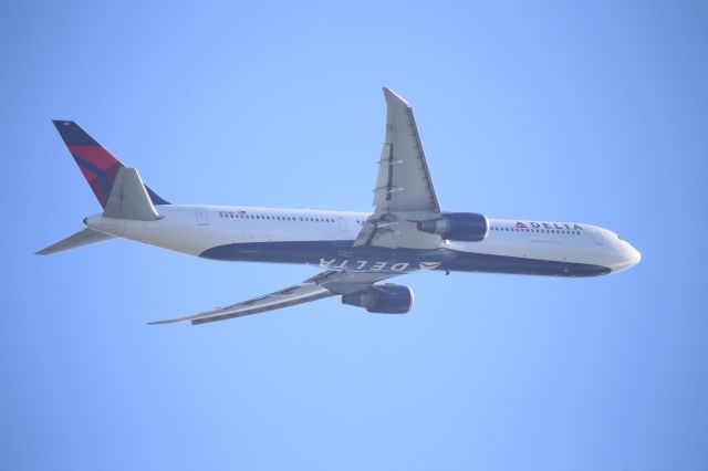 BOEING 767-400 (N825MH)