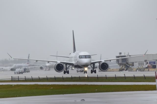 Airbus A220-300 (C-GMYU)