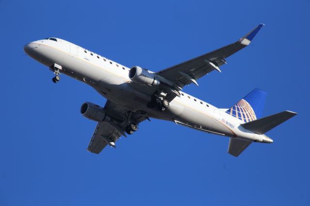 Embraer 170/175 (N119SY)
