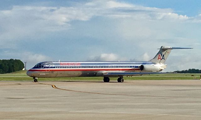 McDonnell Douglas MD-83 —