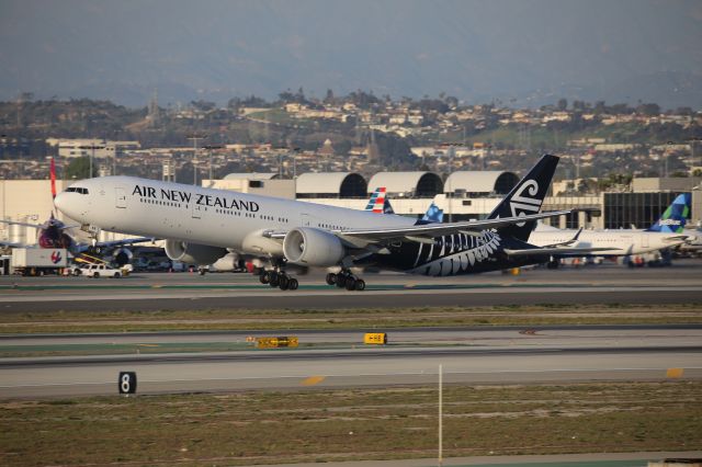 BOEING 777-300ER (ZK-OKR)