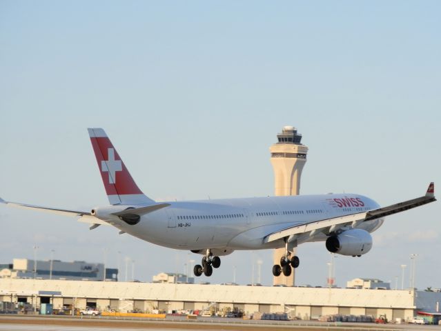 Airbus A330-300 (HB-JHJ)