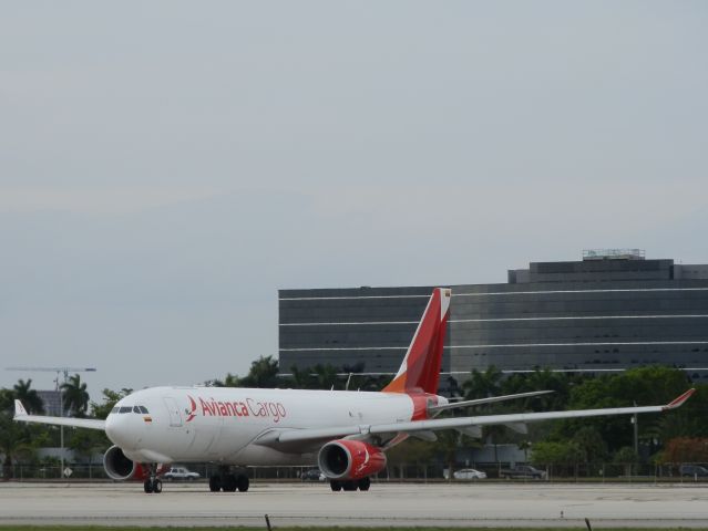 Airbus A330-200 (N334QT)