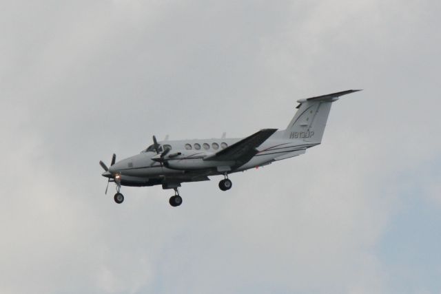 Beechcraft Super King Air 200 (N813JP) - King Air 200 (N813JP) on approach to Sarasota-Bradenton International Airport following a flight from Tallahassee Regional Airport