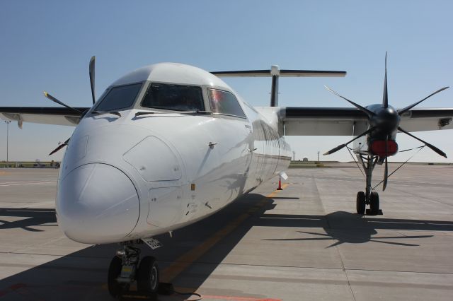 de Havilland Dash 8-400 (N502LX)