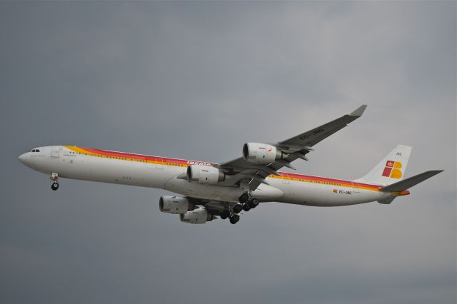 Airbus A340-600 (EC-JNQ) - Airbus A340-642 EC-JNQ MSN 727 of Iberia with old colors and named "Antonio Mmachado" is on approach to Mexico City International Airport (08/2018).