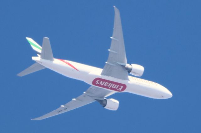 Boeing 777-200 (A6-EWC) - A6-EWC Boeing B-777 21H Emirates EX244 De Montréal YUL. Vers Dubai DXB. altitude 4491 Mètres. Vitesse 839 KM/H. Survolant la ville de Lavaltrie QC. Le 07-04-2025 à 10:33.