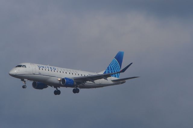 Embraer 175 (N616UX)