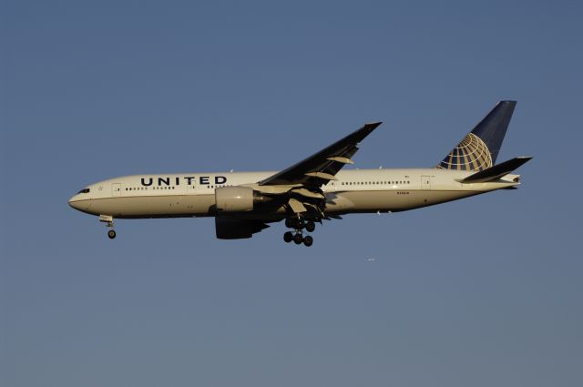 Boeing 777-200 (N226UA) - Final Approach to NRT Airport Runway 34L on 2011/12/31